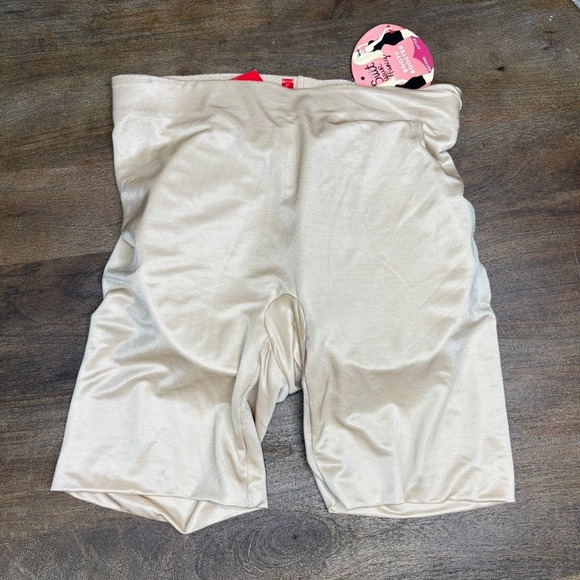NWT SPANX Booty Booster Biker Short Shapewear Size Small Butt Enhancer - Picture 1 of 6